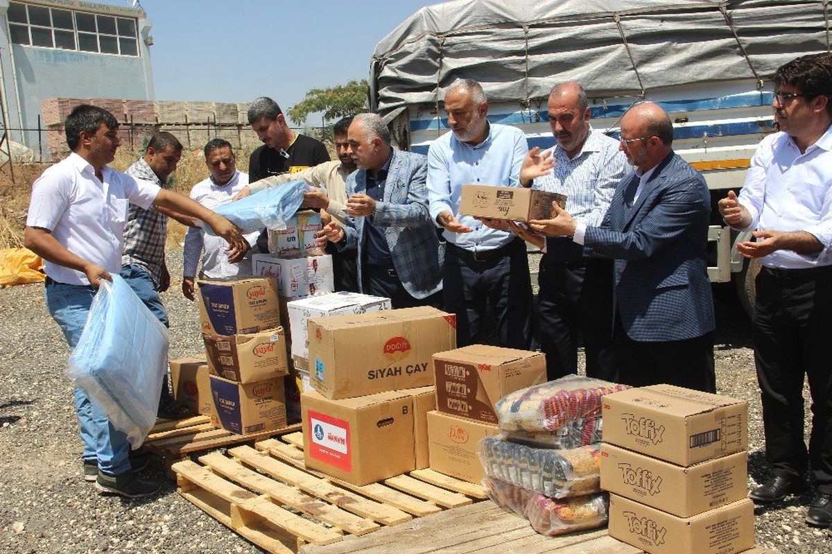 Sınır ötesine 7 tır yardım daha gönderildi