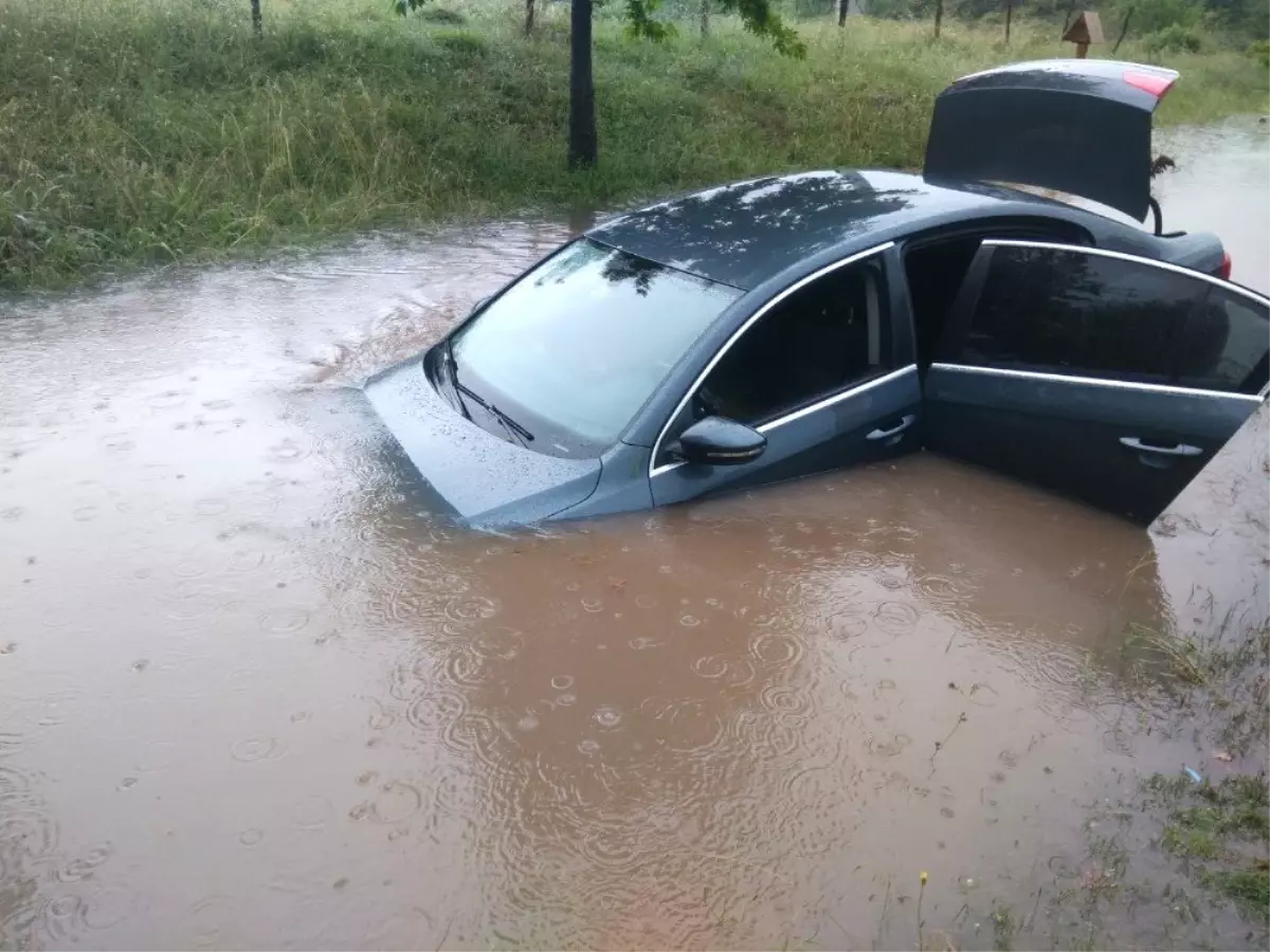 Su kanalına uçan otomobildeki 3 kişiyi itfaiye kurtardı