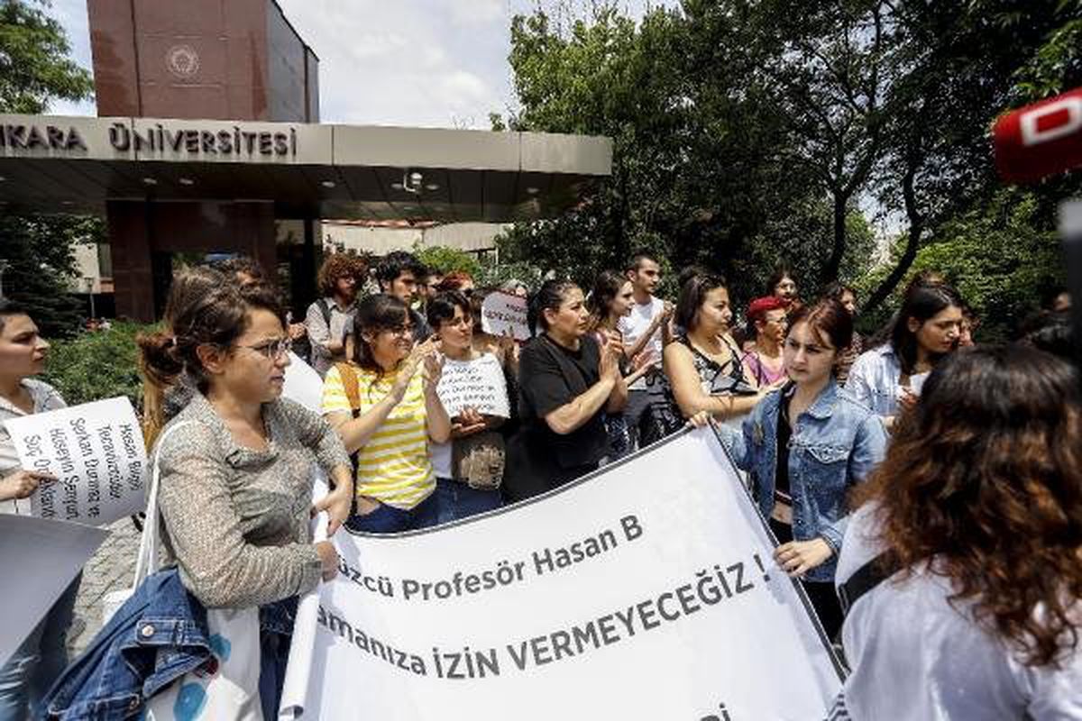 Tecavüzle suçlanan profesörün tahliyesine öğrencilerden tepki