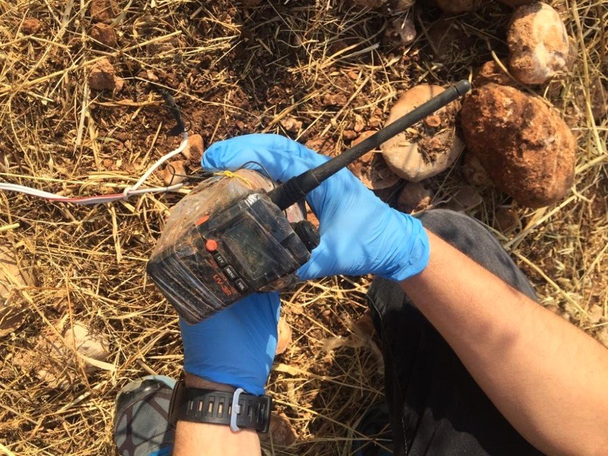 Teröristlerin yola tuzakladığı telsiz düzenekli bomba imha edildi