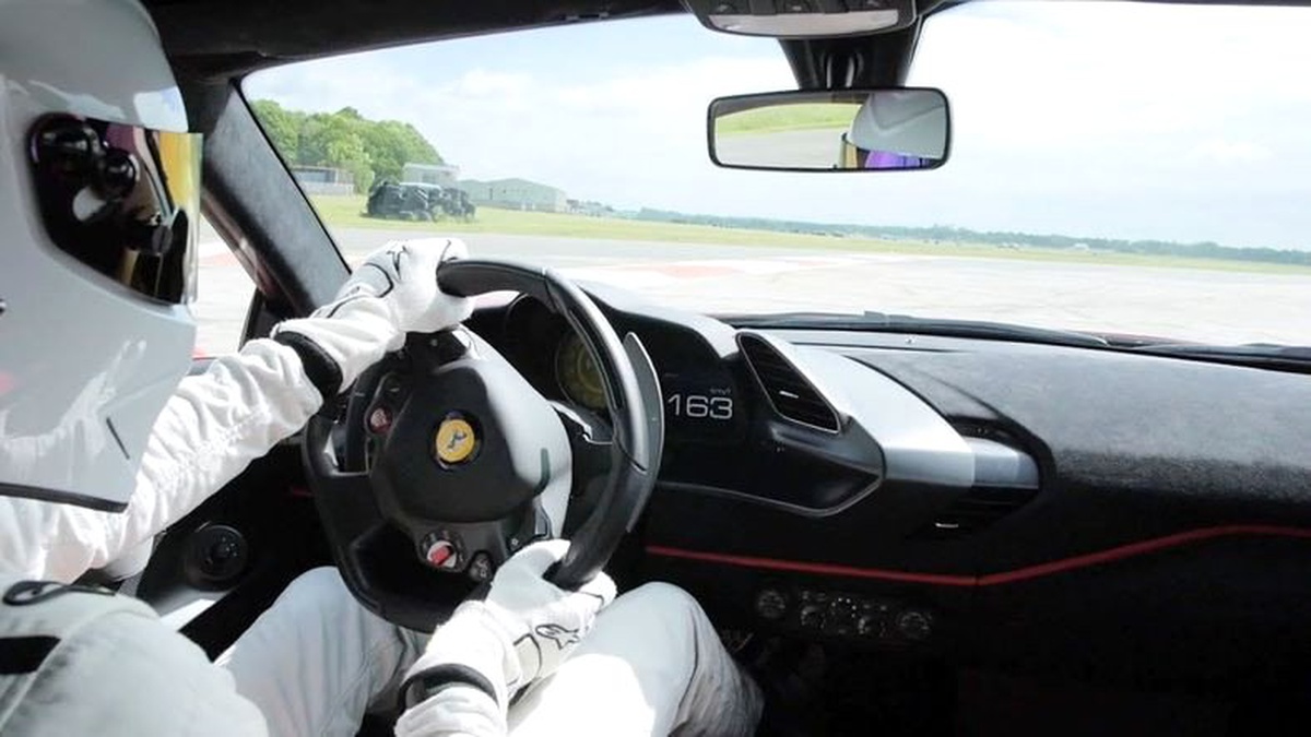 Top Gear\'ın Pilotu, Ferrari 488 Pista ile Programın En Hızlı Tur Rekorunu Kırdı (Video)