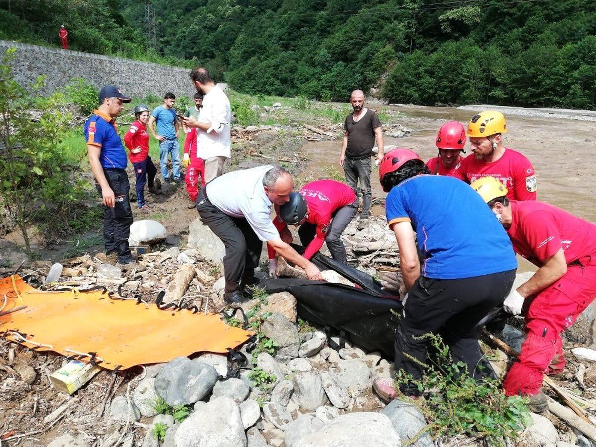 Trabzon\'un Araklı ilçesindeki selde ölü sayısı 5\'e yükseldi