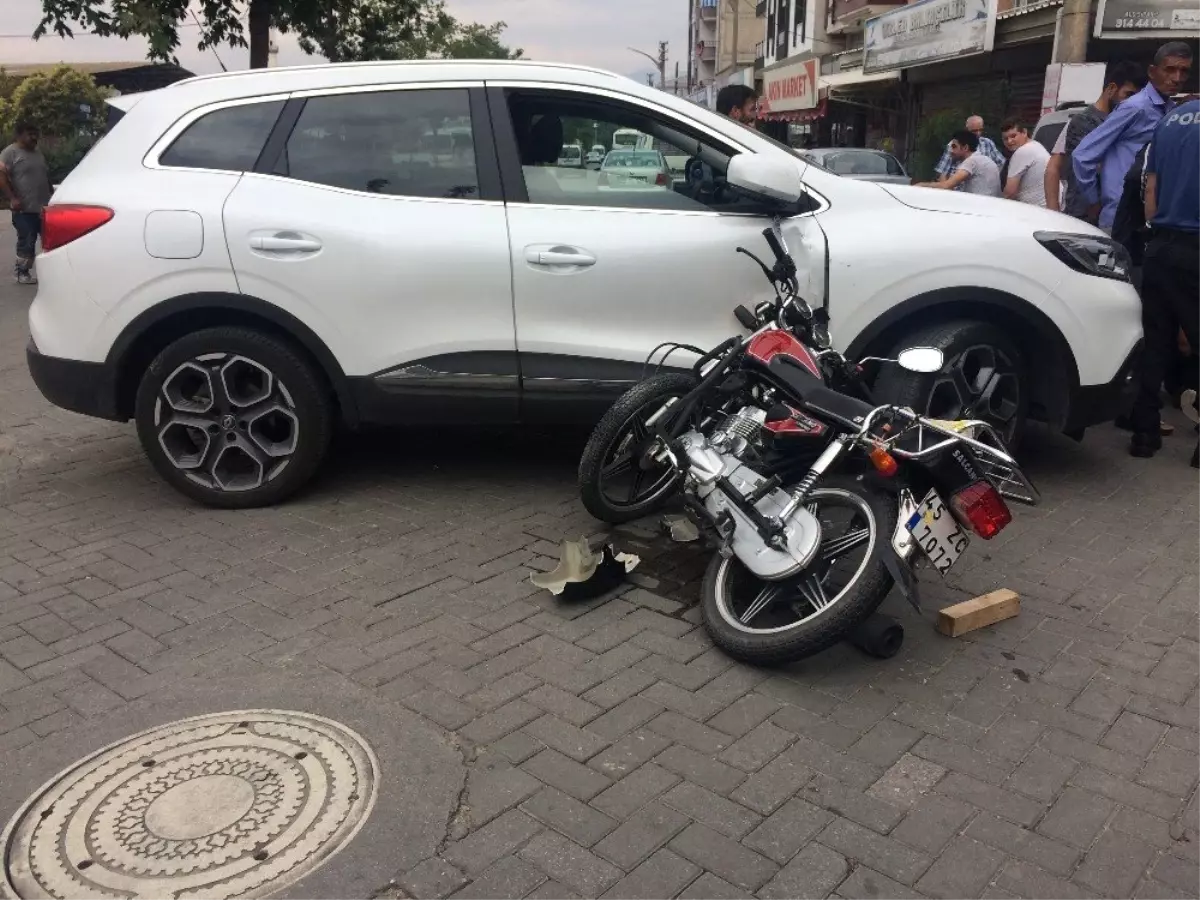 Turgutlu\'da motosiklet ile otomobil çarpıştı: 1 yaralı