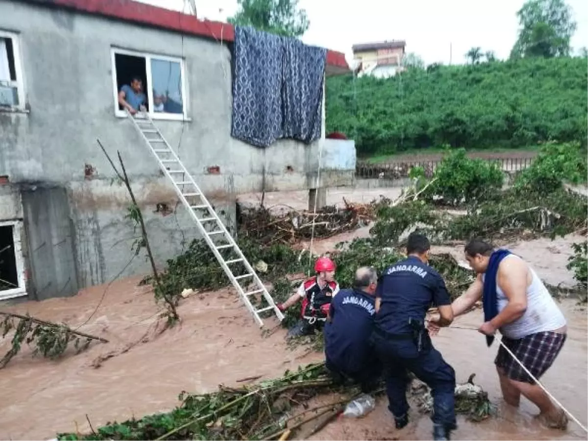 Zonguldak\'ta dere taştı; evlerde mahsur kalanlar kurtarıldı