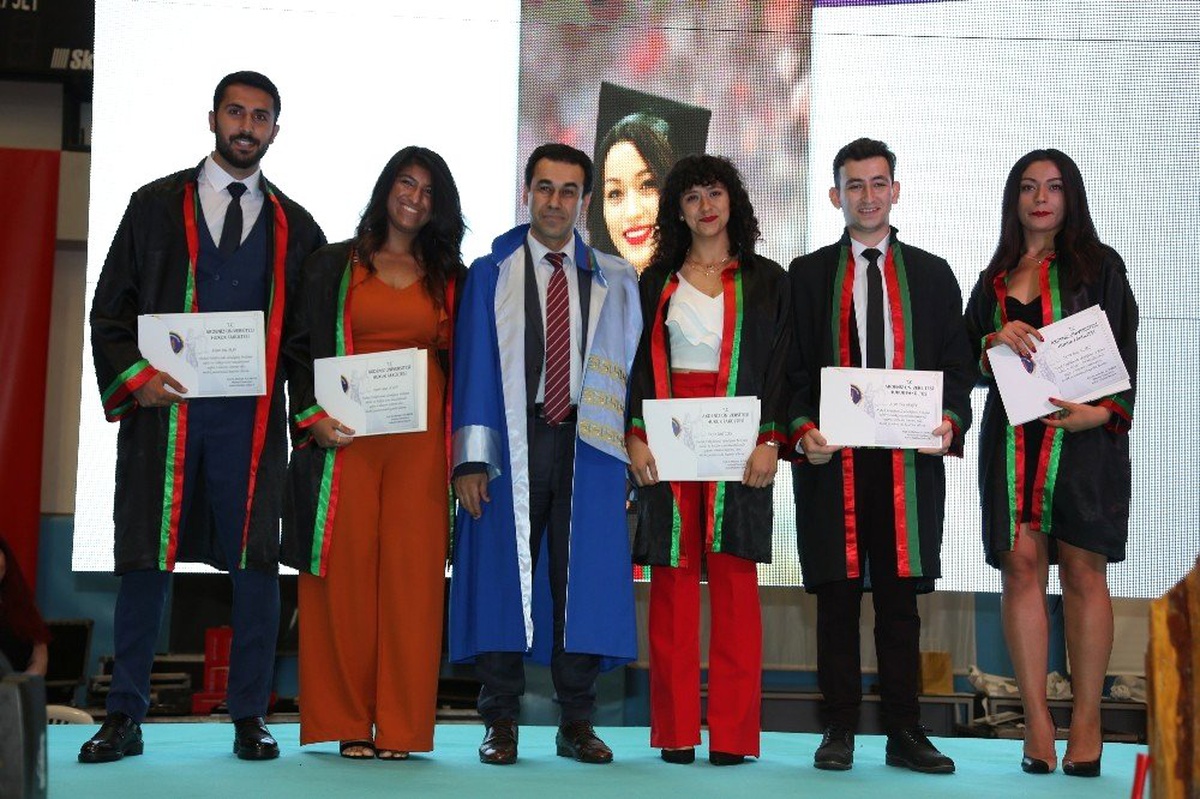 183 Genç hukukçu yemin edip kep fırlattı