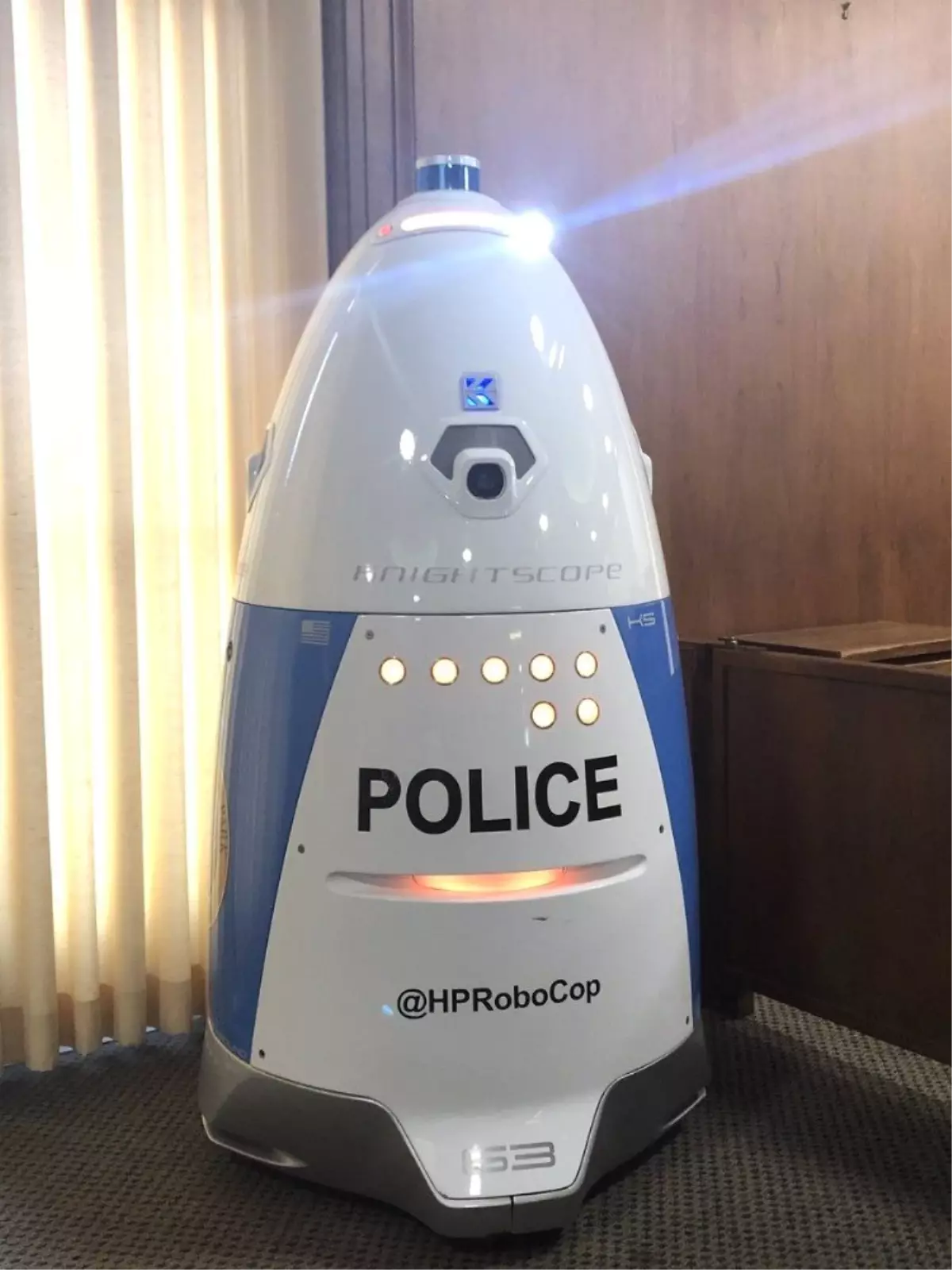 ABD\'de yumurta şeklindeki robot polis devriye gezdi