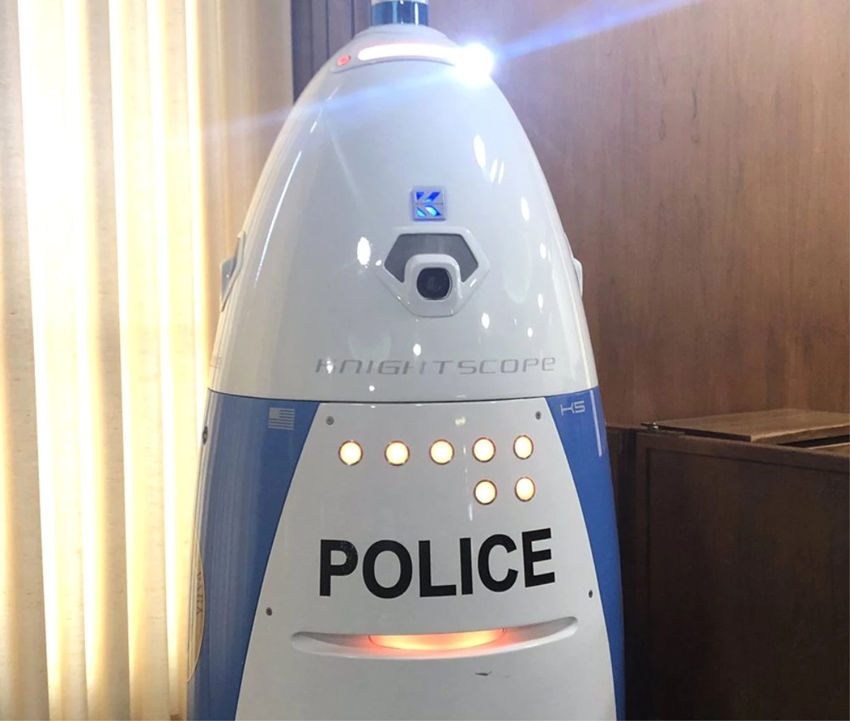 ABD\'de yumurta şeklindeki robot polis devriye gezdi