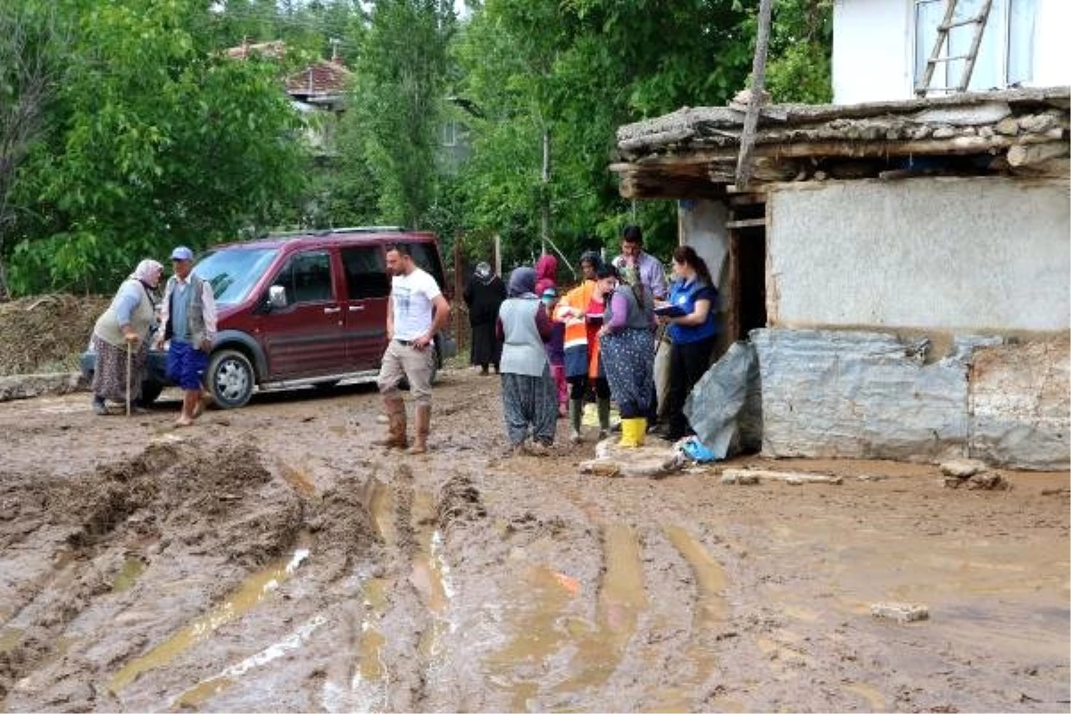 Afyonkarahisar\'da sağanak; 250\'den fazla evde ev ve iş yerini su bastı (2)