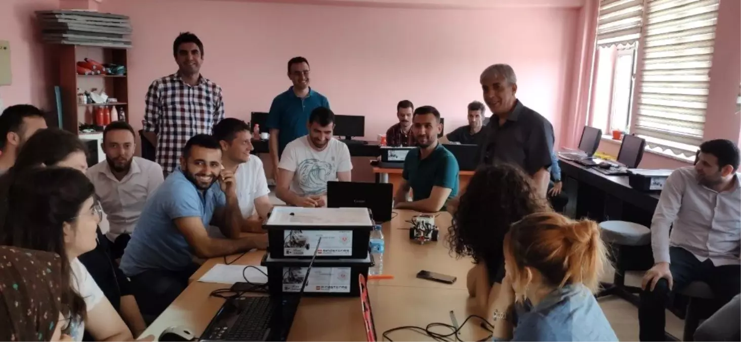 Ahlat\'taki öğretmenlere \'İleri Düzey Robotik Kodlama\' eğitimi