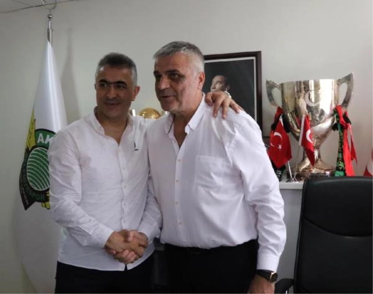 Akhisarspor, Mehmet Altıparmak ile imzaladı