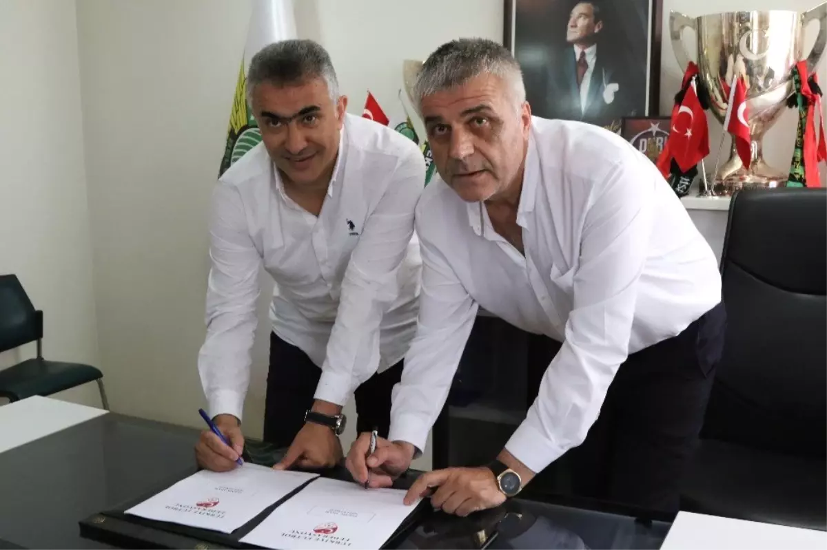 Akhisarspor, Teknik Direktör Mehmet Altıparmak ile sözleşme imzaladı