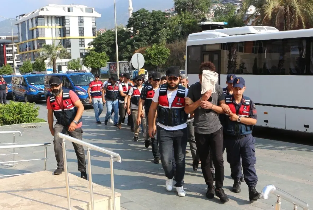 Alanya\'da uyuşturucu operasyonu: 9 şüpheli adliyede