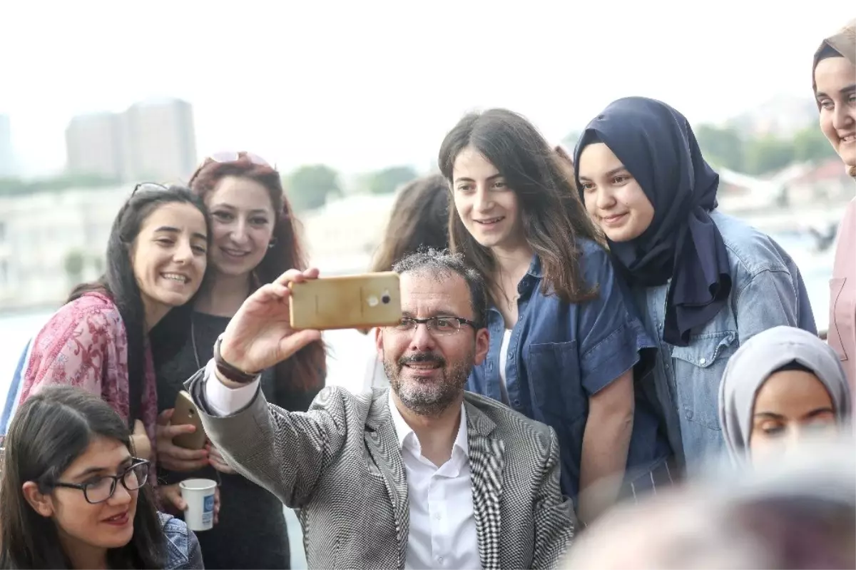 Bakan Kasapoğlu, üniversite öğrencileriyle Boğaz turu yaptı