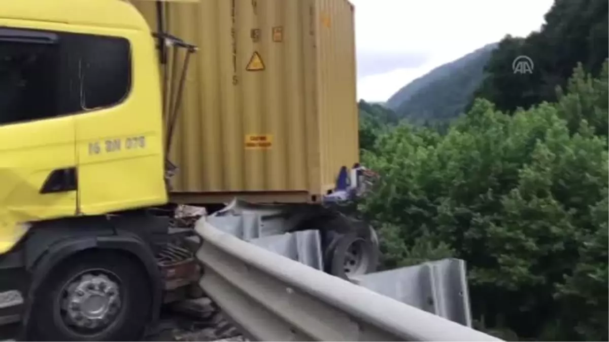 Bariyerlere çarpan tır yolu kapattı