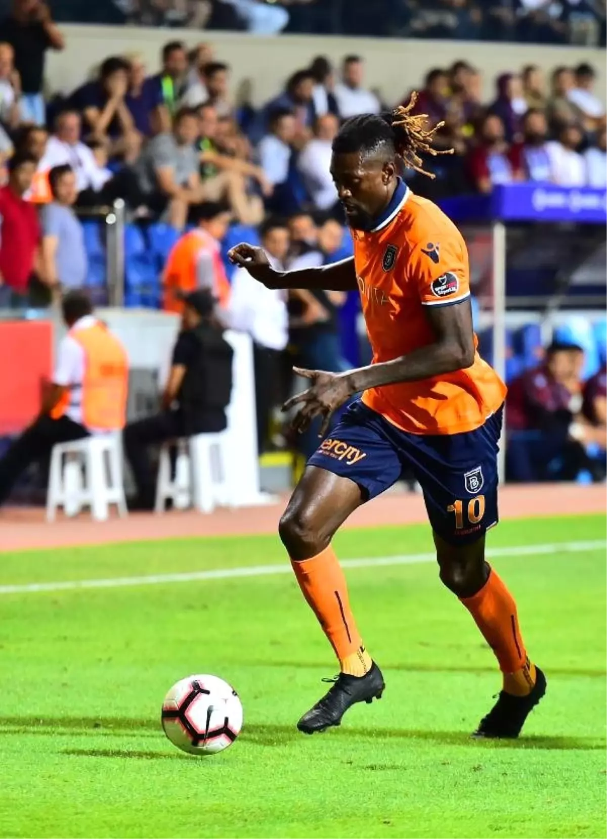 Başakşehir\'den Adebayor\'a veda