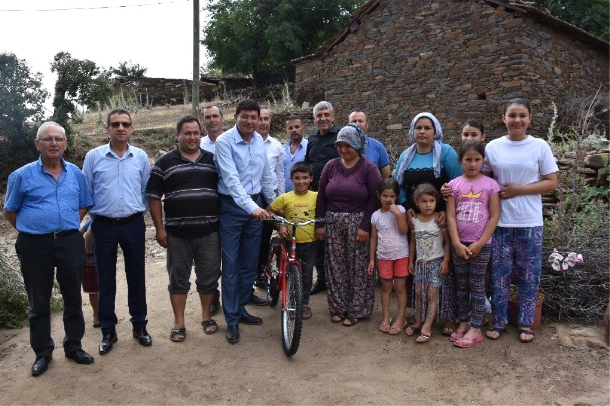 Başkan Özcan\'dan çocuklara bisikletli karne hediyesi