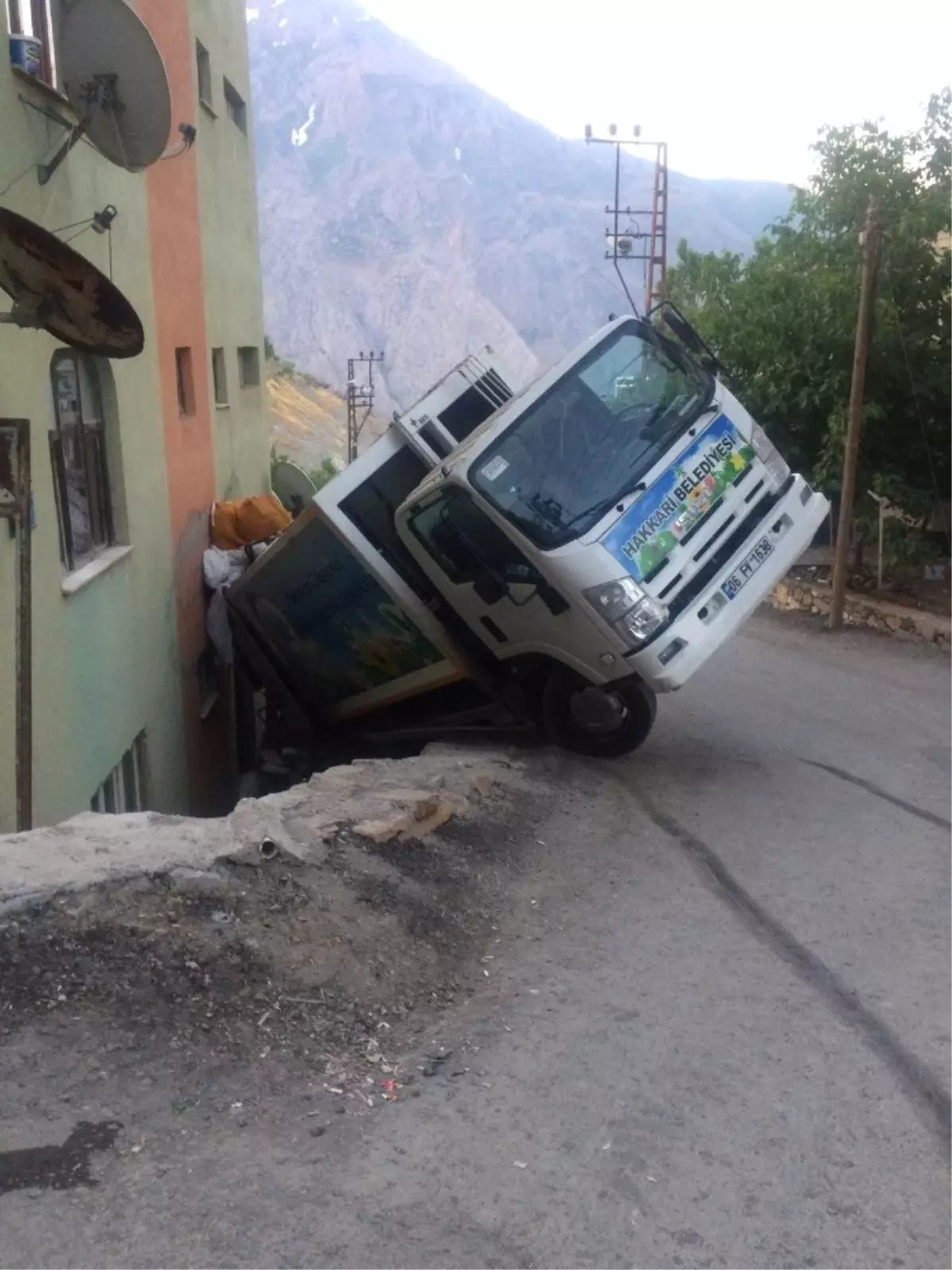 Belediye ekibi ölümden döndü