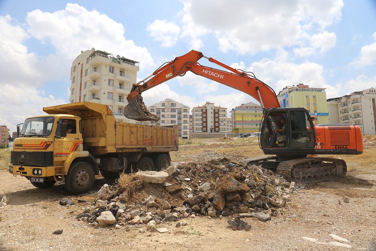 Belediye kaçak dökülen hafriyat atıklarını temizledi