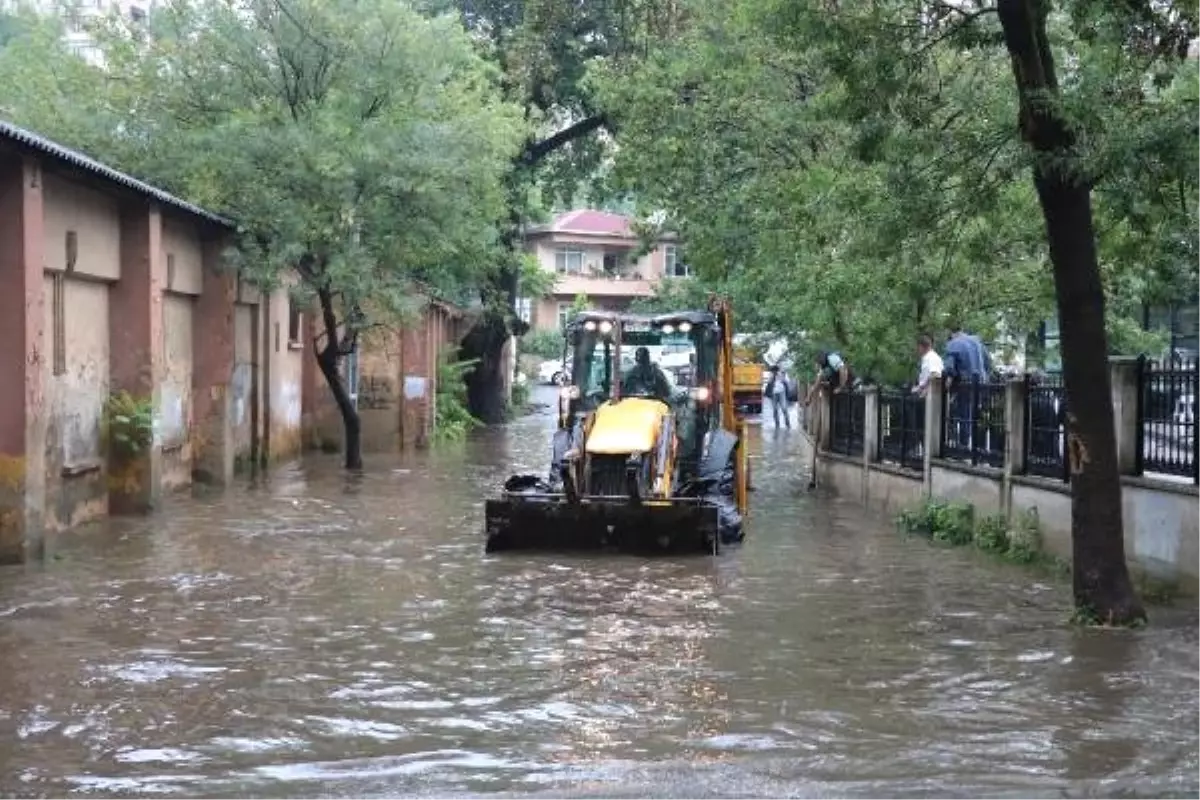 Sağanak yağışın etkili olduğu Beykoz\'da göle dönen yolda minibüs mahsur kaldı