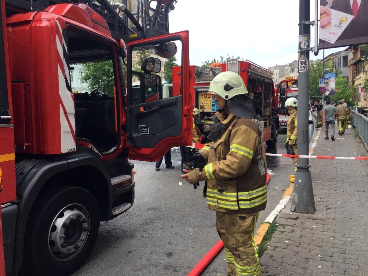 Beyoğlu\'ndaki yangında mahsur kalan 3 kadın itfaiye ekiplerince kurtarıldı