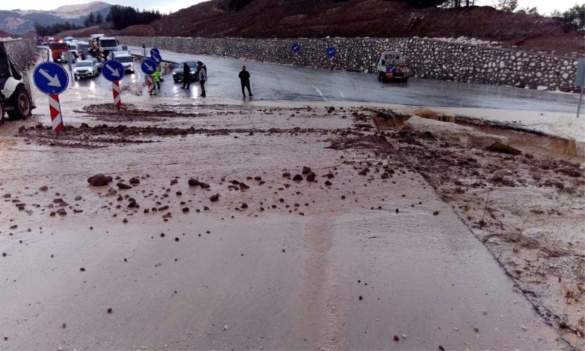 Burdur\'da sağanak etkili oldu, köy yolları sular altında kaldı