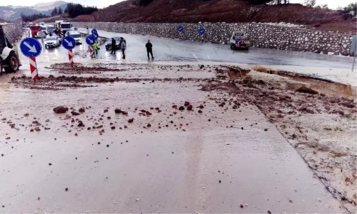 Burdur\'da şiddetli yağış su baskınlarına yol açtı