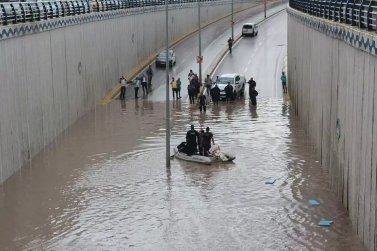 Elazığ\'da yollar göle döndü, ağaçlar devrildi (2)