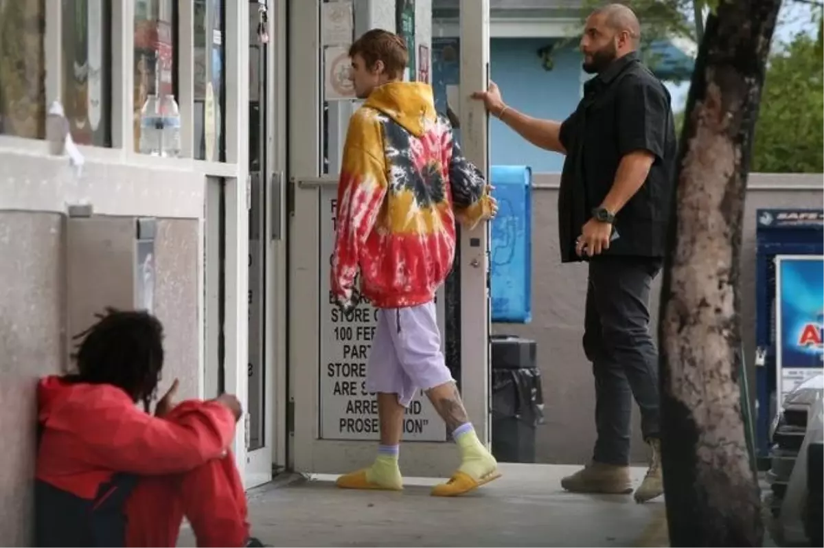 Genç yıldız Justin Bieber, evsiz bir adama para verirken fotoğrafçılara yakalandı Genç yıldız Justin Bieber, evsiz bir adama para verirken fotoğrafçılara yakalandı
