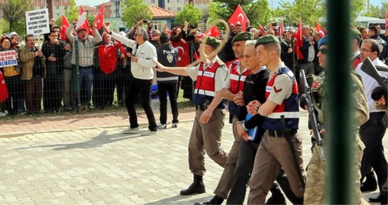 Genelkurmay çatı davası kararı sonrası arbede çıktı! Polis havaya ateş açtı