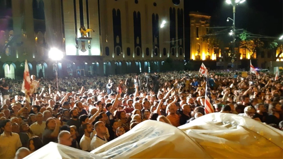 Gürcistan\'da parlamento binası önünde büyük protesto