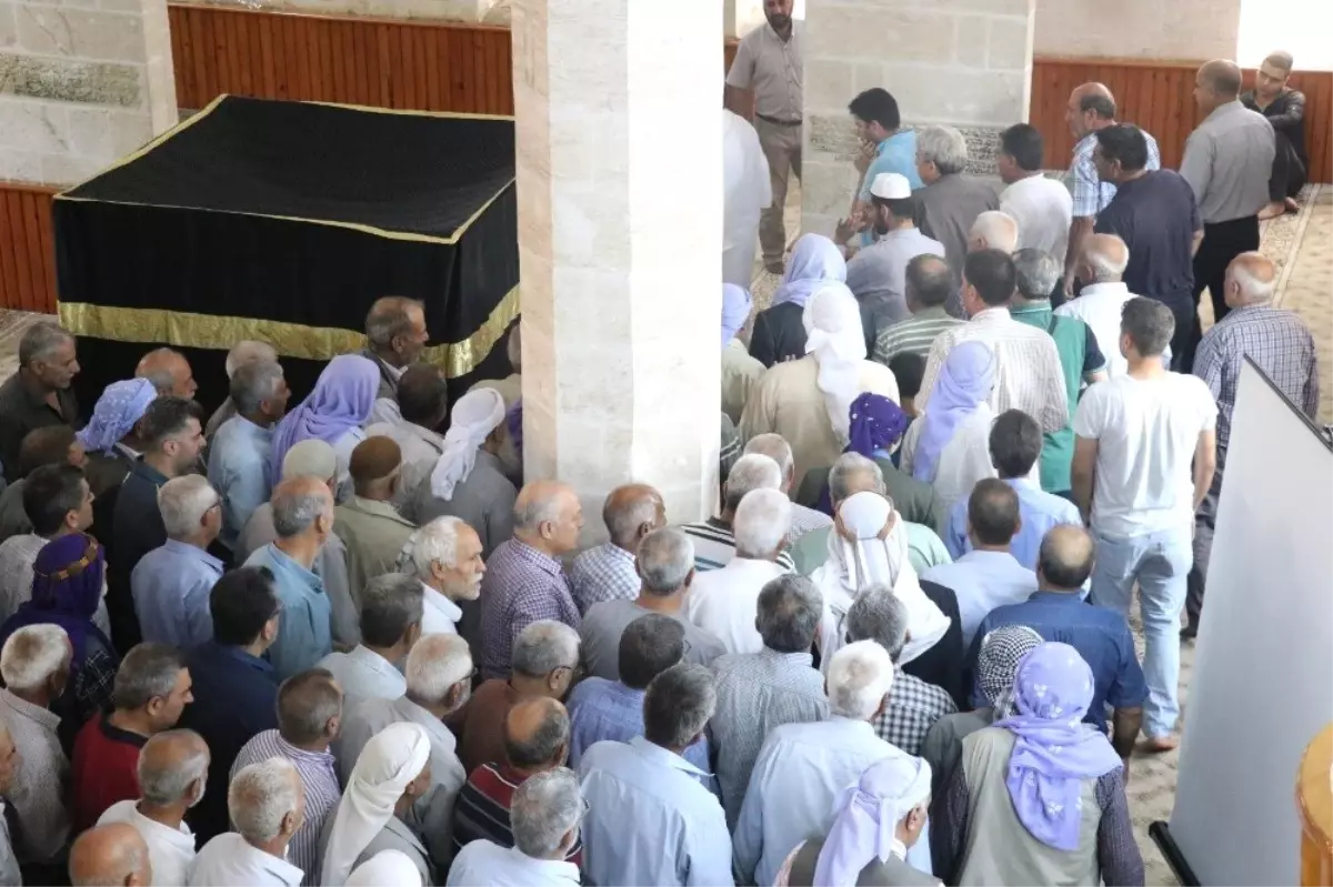 Hacı adayları maket Kabe etrafında tavaf yaptı