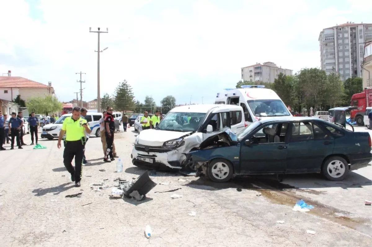 Hafif ticari araçla otomobil kafa kafaya çarpıştı: 6 yaralı