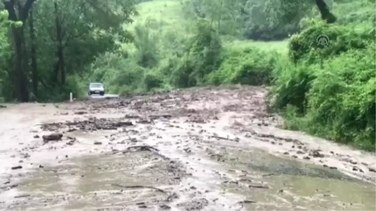 Heyelan sonucu beldeye ulaşım sağlanan yol kapandı