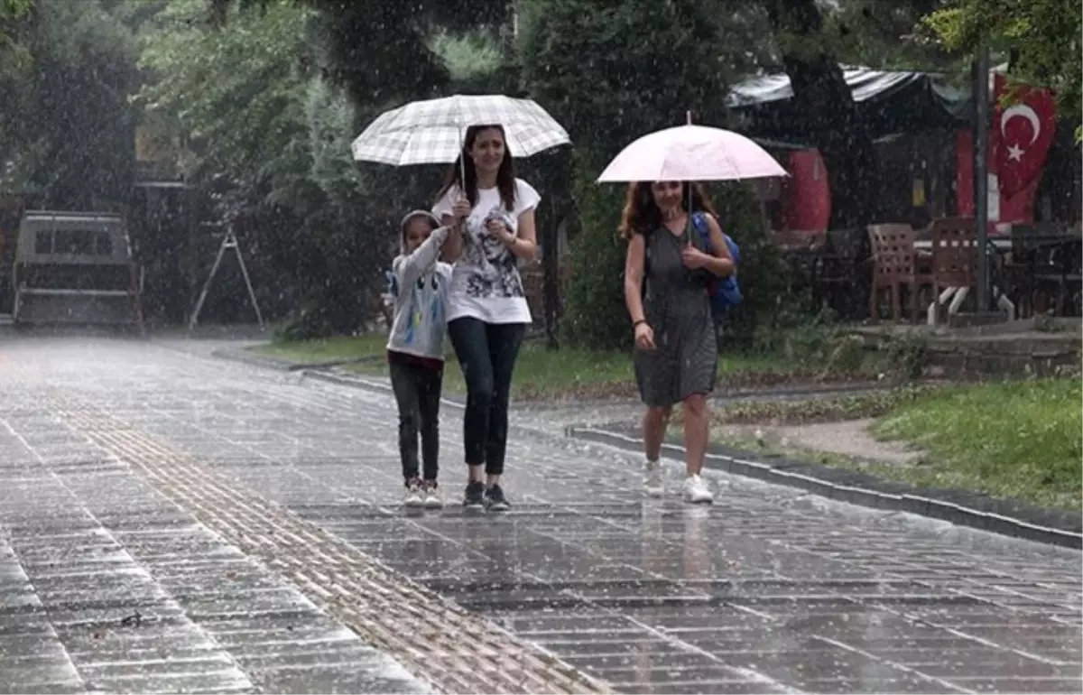 İstanbul\'da sağanak yağış etkili oluyor