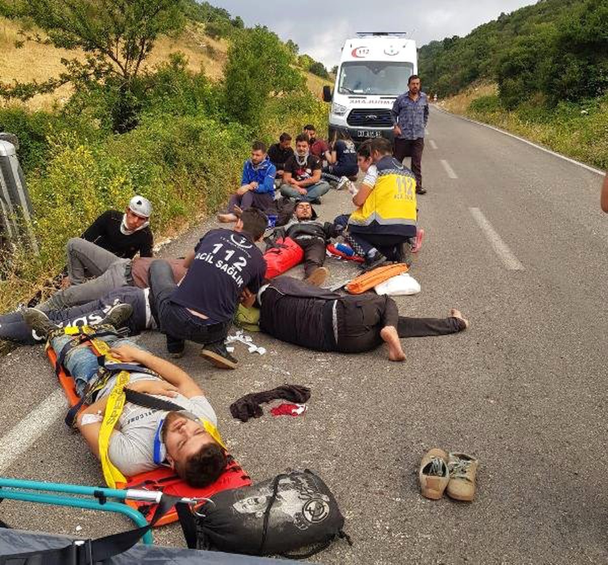 Kaçakları taşıyan araç takla attı: 11 yaralı