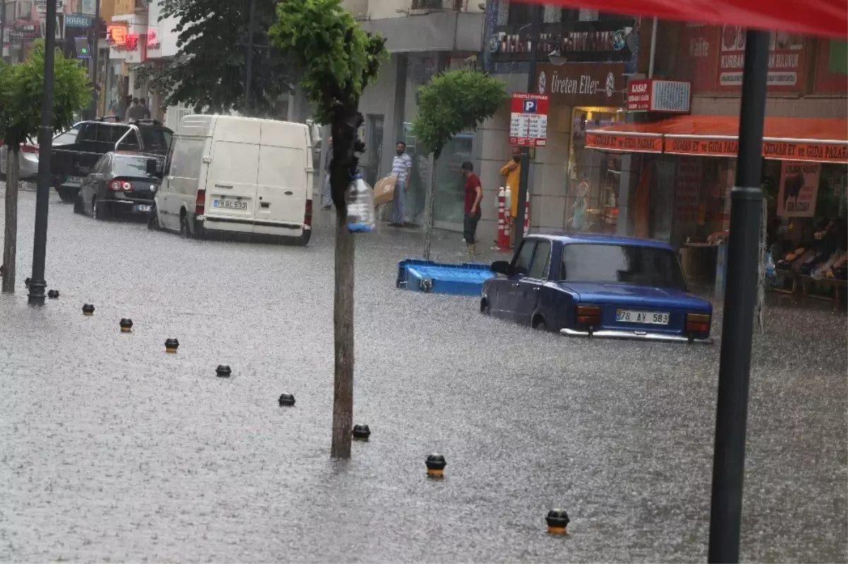 Karabük\'te etkili olan sağanak yağış hayatı durma noktasına getirdi