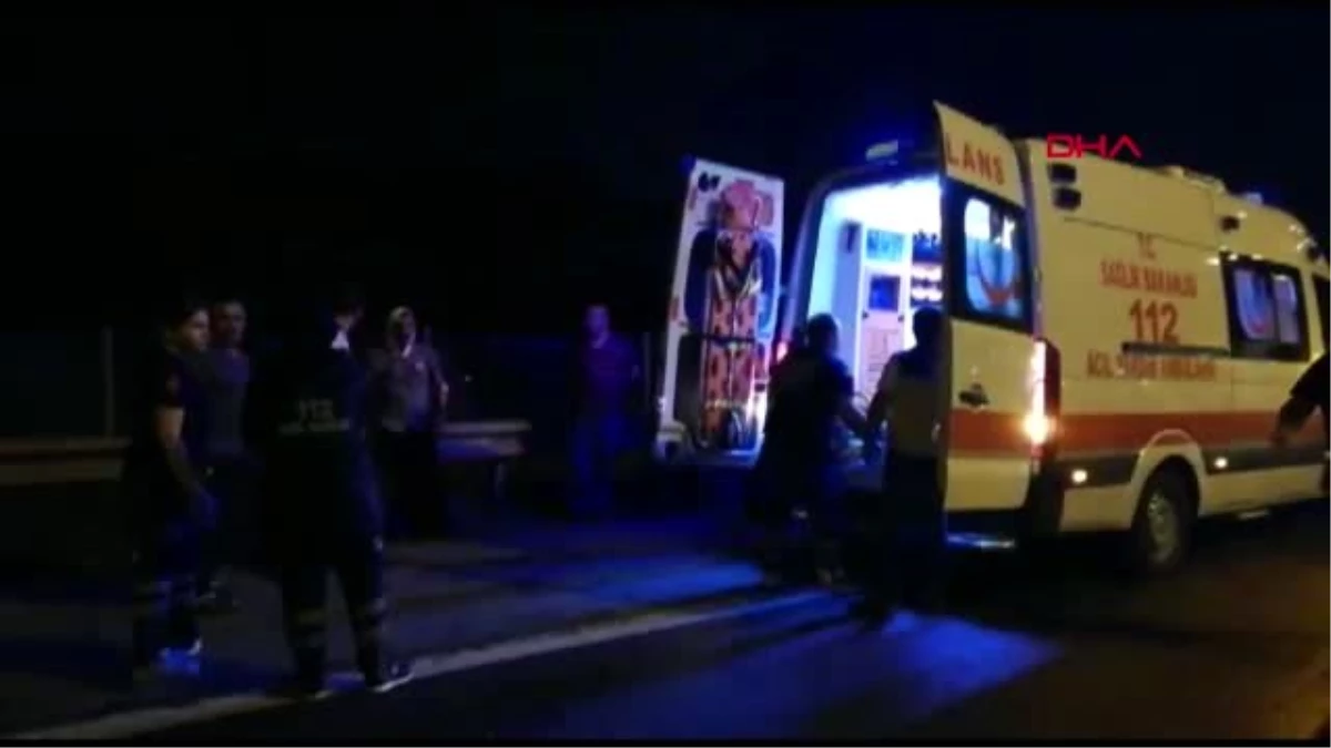 KOCAELİ-TEM Otoyolu\'nda kamyon minibüse çarptı: 10 yaralı