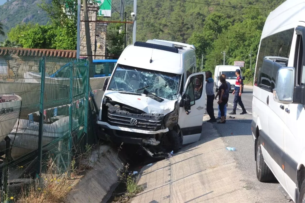 Marmaris\'te turistleri taşıyan araç kaza yaptı: 17 yaralı