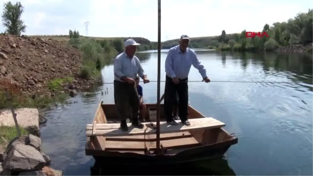 NEVŞEHİR Barajın karşısındaki bağ evine, kendi yaptığı sal ile gidiyor