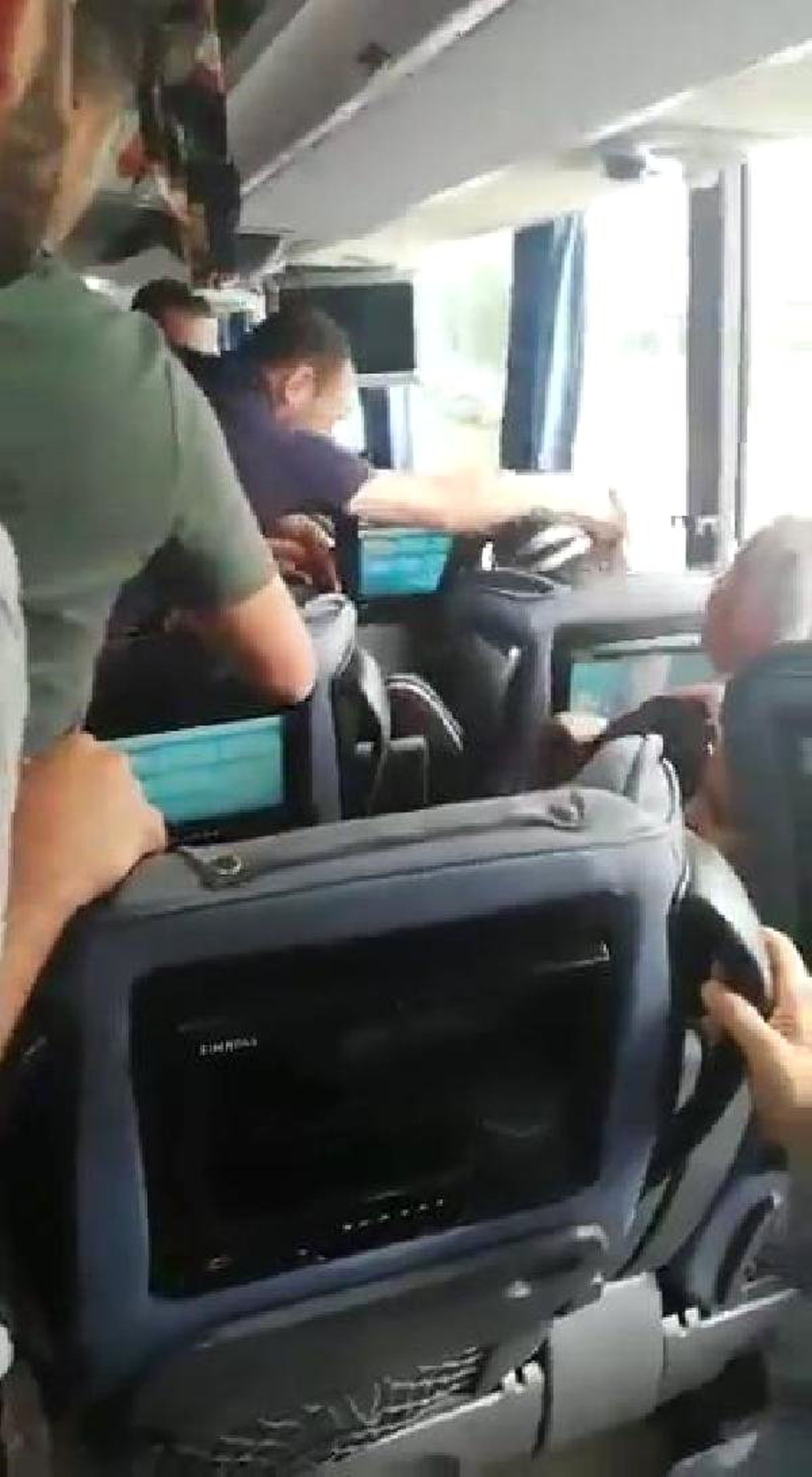 Önünü kestikleri otobüsteki kadını kaçırdılar, polis kovalamacasında yakalandılar