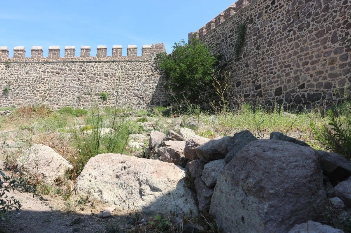 Osmanlı\'nın son kalesinin içi tamir edilmeyi bekliyor