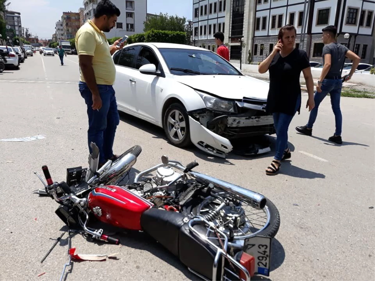 Otomobil ile çarpışan motosiklet sürücüsü yaralandı