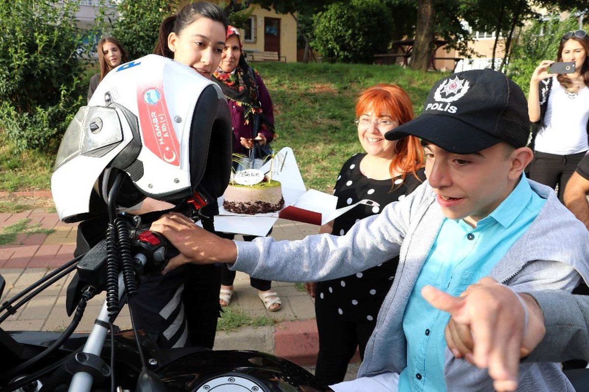 Polislerden engelli gence doğum günü sürprizi