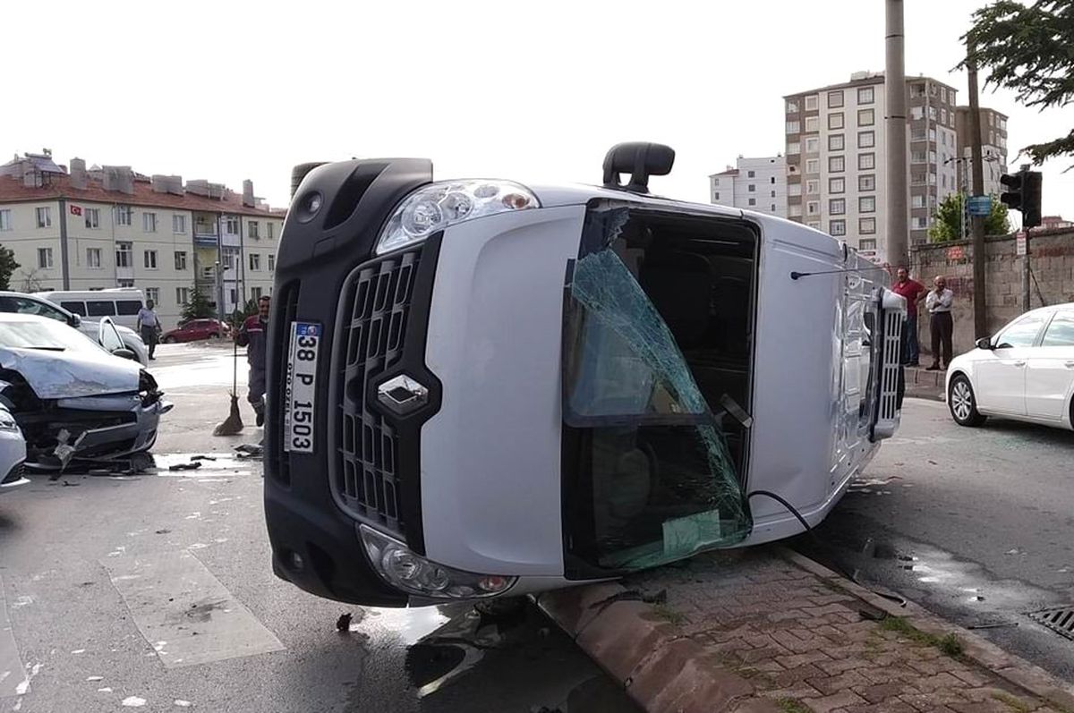 Servis minibüsü yan yattı: 2 yaralı