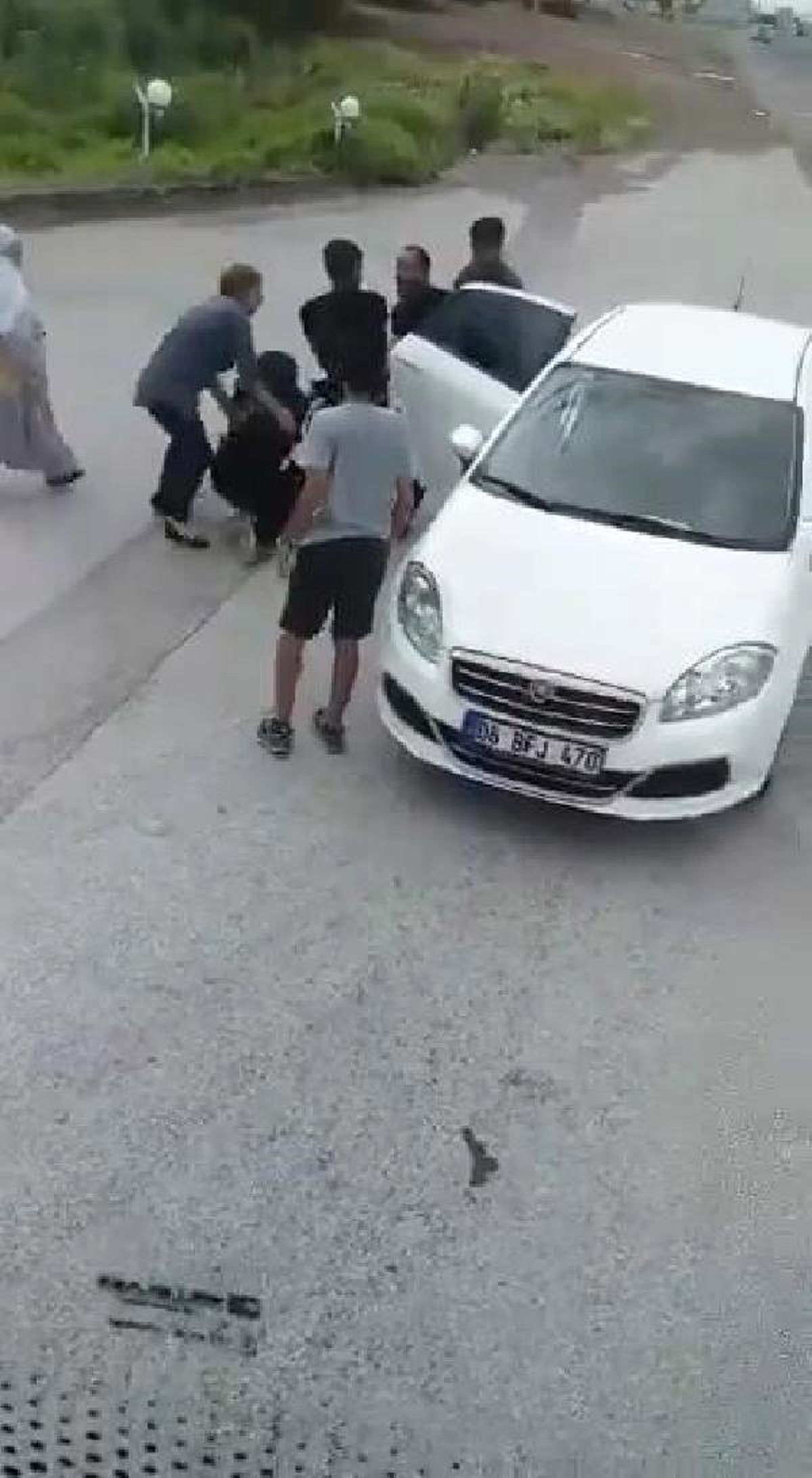 Sığınma evine giden kadın, ailesi tarafından otobüsten indirildi, darbedilip, yerde sürüklendi (2)-...