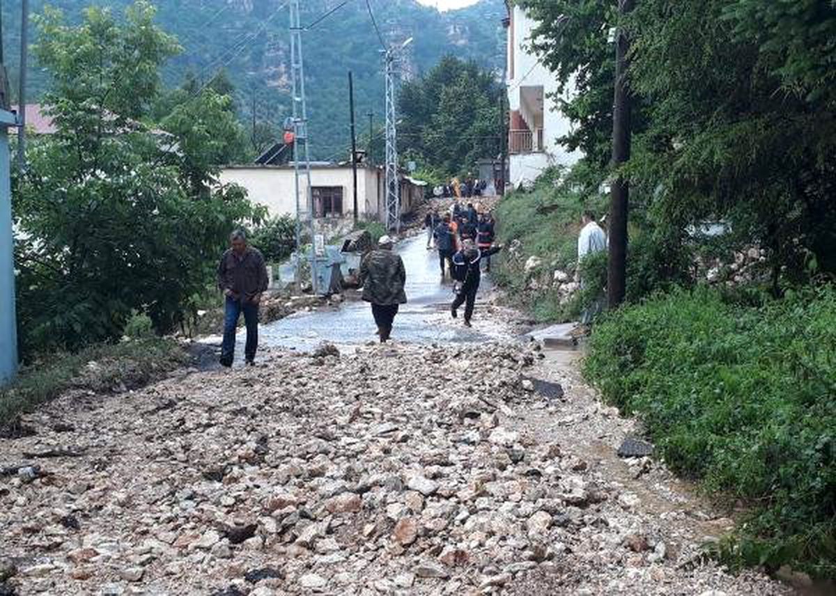 Silifke\'de sağanak, sele yol açtı