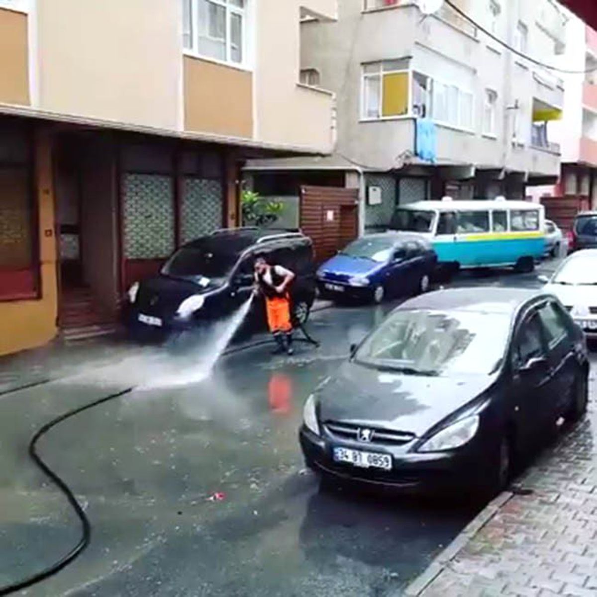 Sokakları dans ederek temizliyor