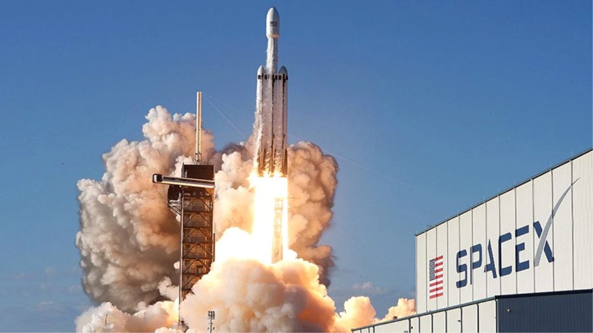 SpaceX\'in Falcon Heavy Roketi, İlk Gece Uçuşuna Hazırlanıyor