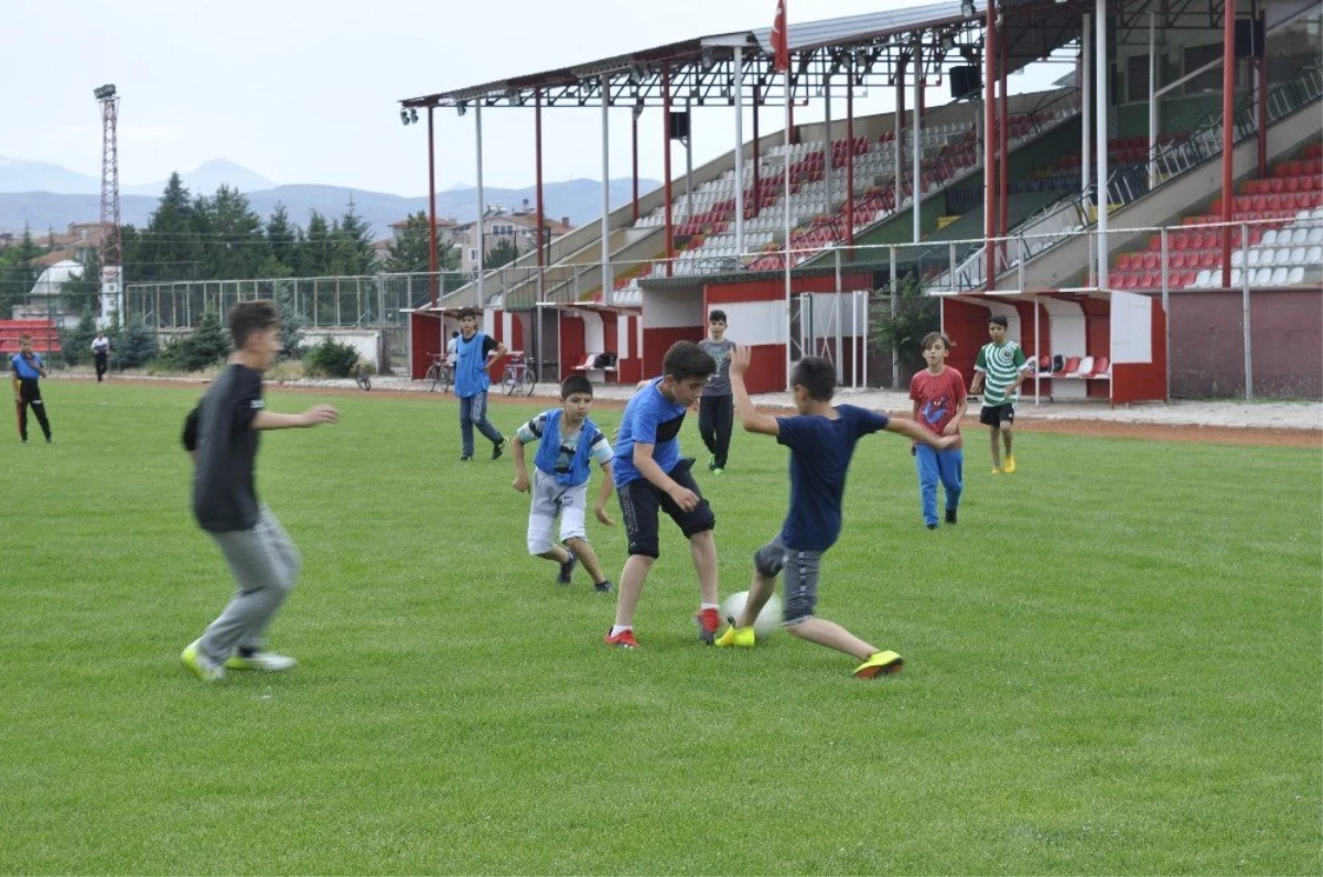 Şuhut Belediye Hisarspor\'un minik futbolcuları gelecek için umut veriyor