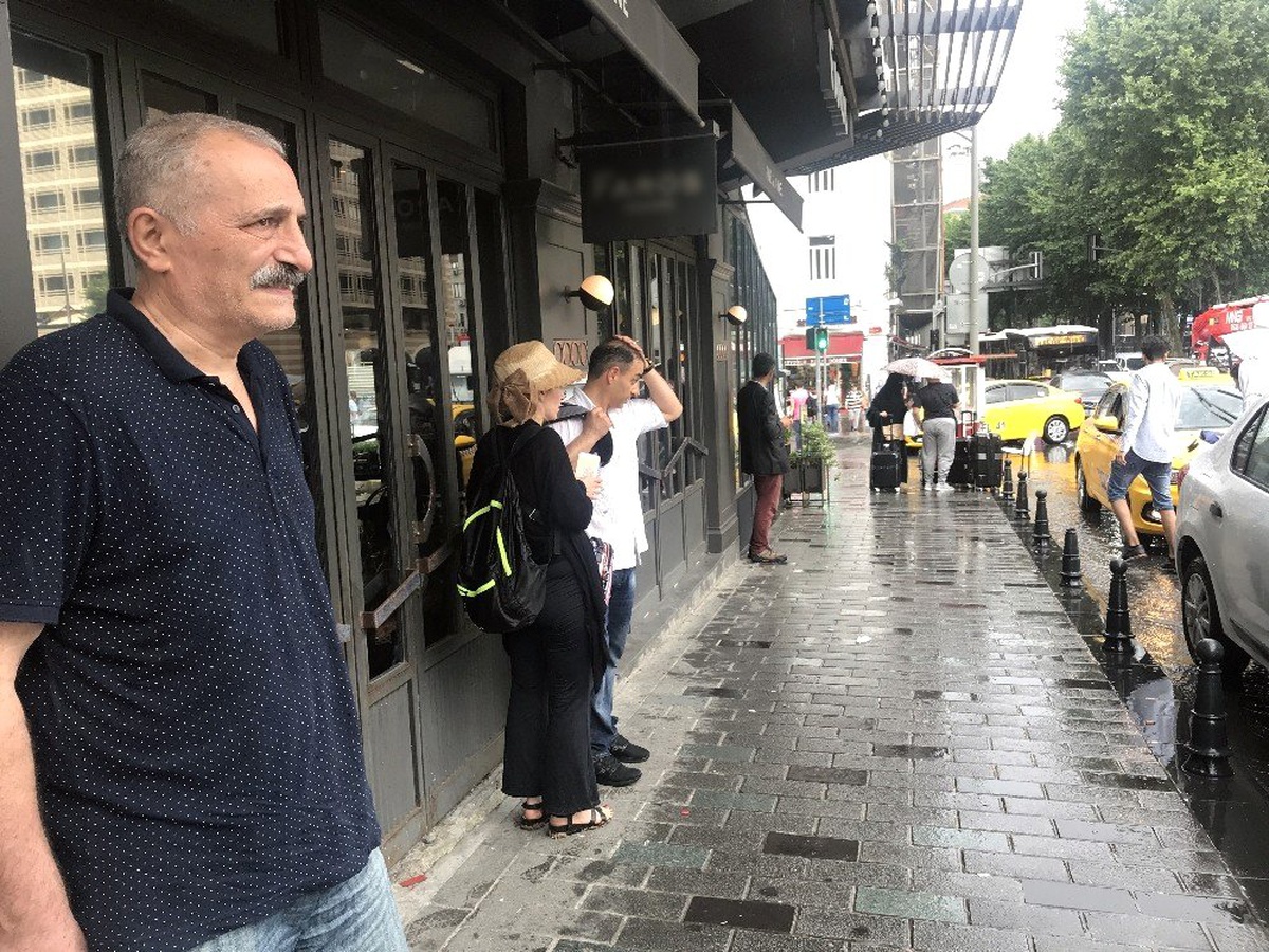 Taksim\'de vatandaşlar yağmura hazırlıksız yakalandı